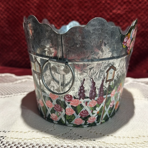 Hand painted floral garden design, Metal basket oval, ring handles. - Picture 2 of 7